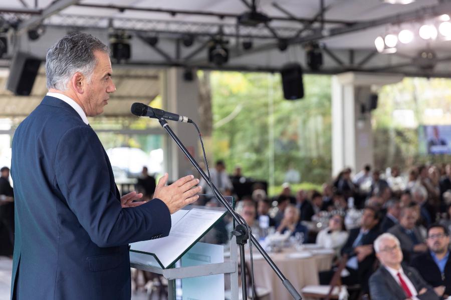 Yamandú Orsi expone en el Día de la Exportación 2025. Foto: Presidencia de Uruguay.