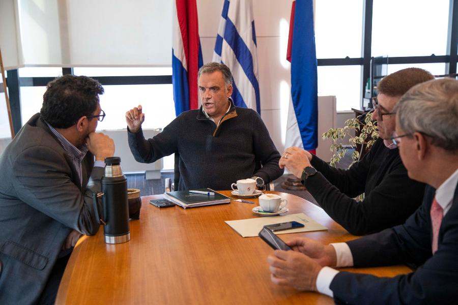 Alejandro Sánchez, Yamandú Orsi, Eduardo Viera y Jorge Díaz reunidos en la Torre Ejecutiva. Foto: Presidencia de Uruguay.