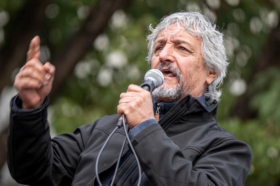 Daniel Diverio durante el acto y concentración por los 51 años de la Huelga General en la plaza Huelga General en Montevideo. Foto: Mauricio Zina / adhocFOTOS