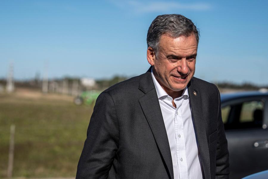 Yamandú Orsi durante la recorrida por el Parque Industrial, Tecnológico y Logístico Ruta 5 del Grupo RAS en el departamento de Canelones. Foto: Mauricio Zina / adhocFOTOS