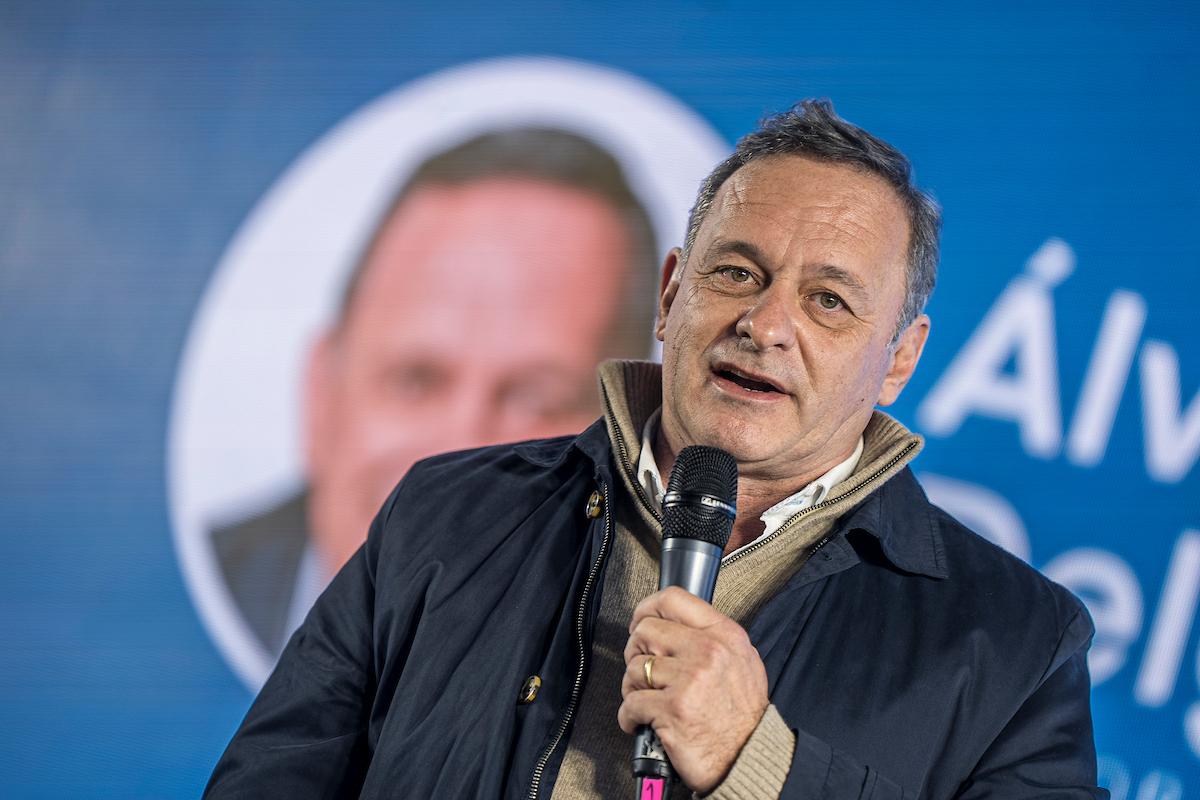Entre abucheos, Delgado fue electo presidente del directorio blanco por escaso margen sobre Javier García