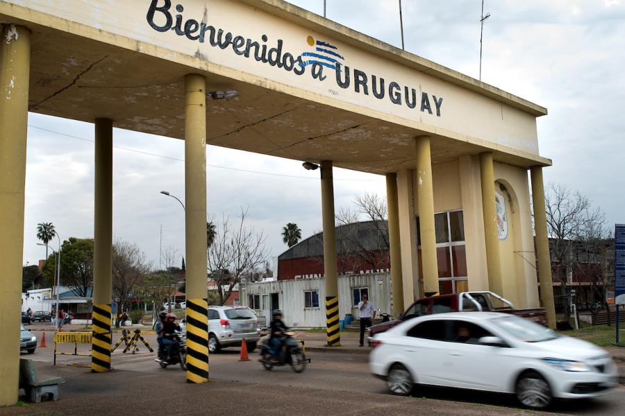 Puente de la Concordia. Limite entre las ciudades de Artigas, Uruguay, y Quarai, Brasil. 30/07/2016. Foto: Ricardo Antúnez / adhocFOTOS