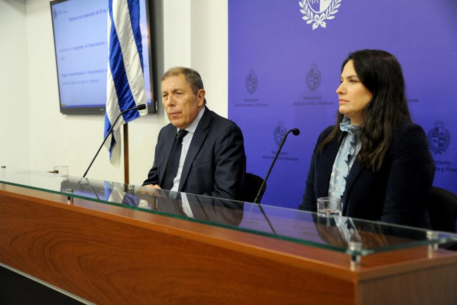 Gabriel Oddone y Victoria Buscio en conferencia de prensa sobre la colocación de 400 millones de dólares en francos suizos. Foto: Presidencia.
