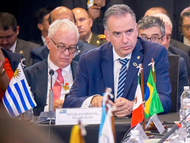 Mario Lubetkin y Yamandú Orsi en la Cumbre de la CELAC. Foto: Presidencia de Uruguay.