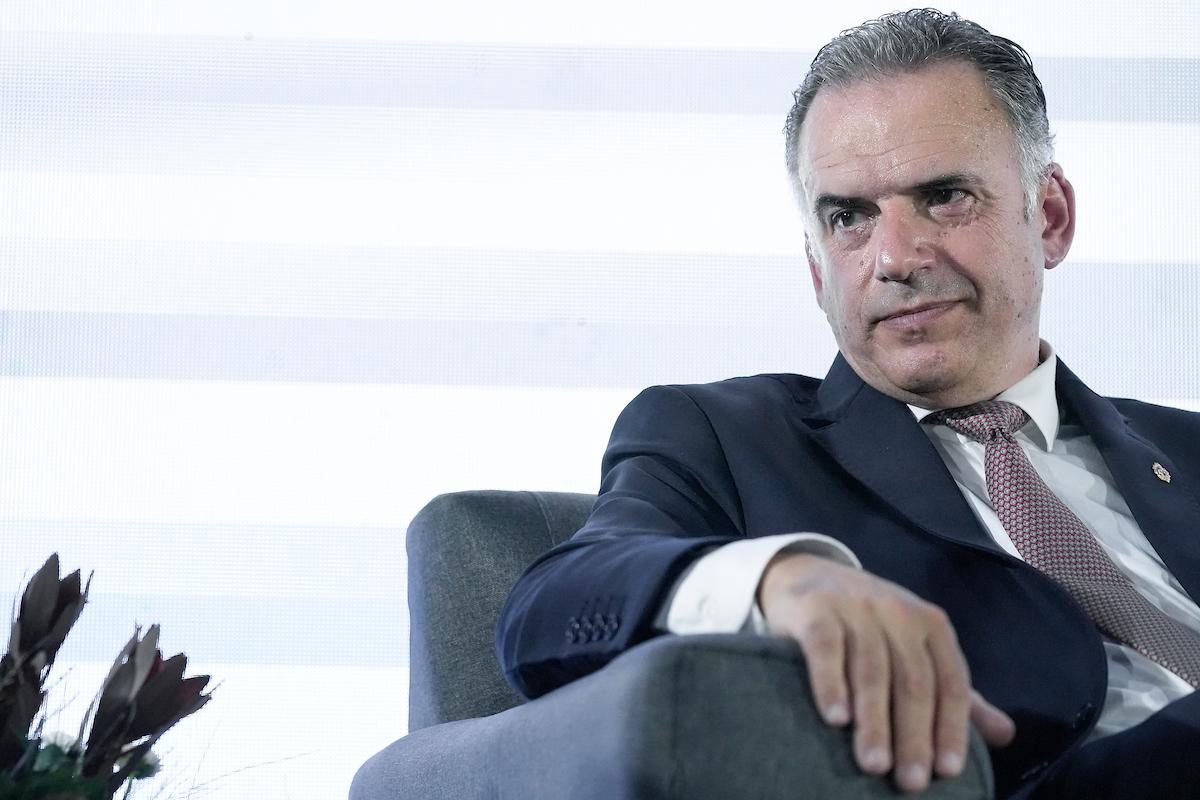 Yamandú Orsi durante el acto "40 Años de Democracia: Encuentro de Presidentes" en la casa del Partido Colorado en Montevideo. Foto: Javier Calvelo / adhocFOTOS