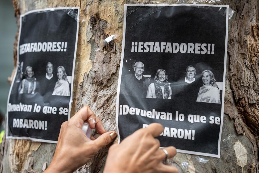 Manifestación durante la audiencia por el caso Conexion Ganadera, en la puerta del Juzgado Letrado de Concursos de 1er y 2º turno en el Centro de Montevideo. Foto: Mauricio Zina / adhocFOTOS