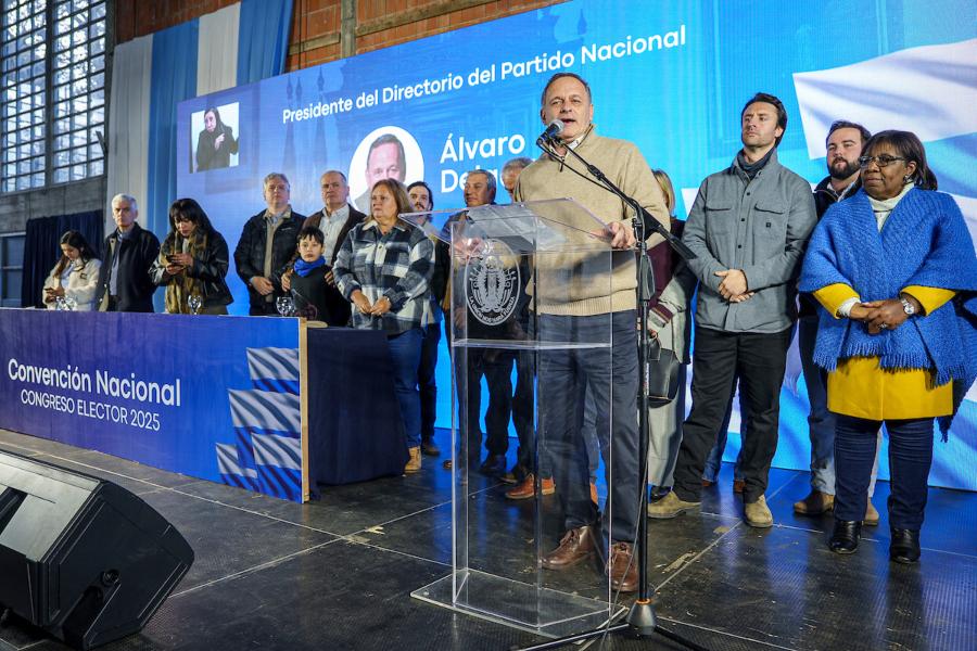 Álvaro Delgado tras conocer los resultados de la votación de la Convención Nacional del Partido Nacional en el Parque Social CAMBADU en Montevideo Foto: Mauricio Zina / adhocFOTOS
