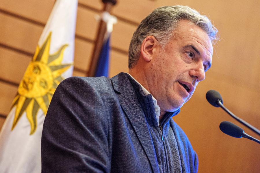 Yamandú Orsi durante el encuentro Ministerial "Justicia y telecomunicaciones. Juntos en el desafío de la innovación" en la sala de conferencias de la Torre Ejecutiva en Montevideo. Foto: Mauricio Zina / adhocFOTOS