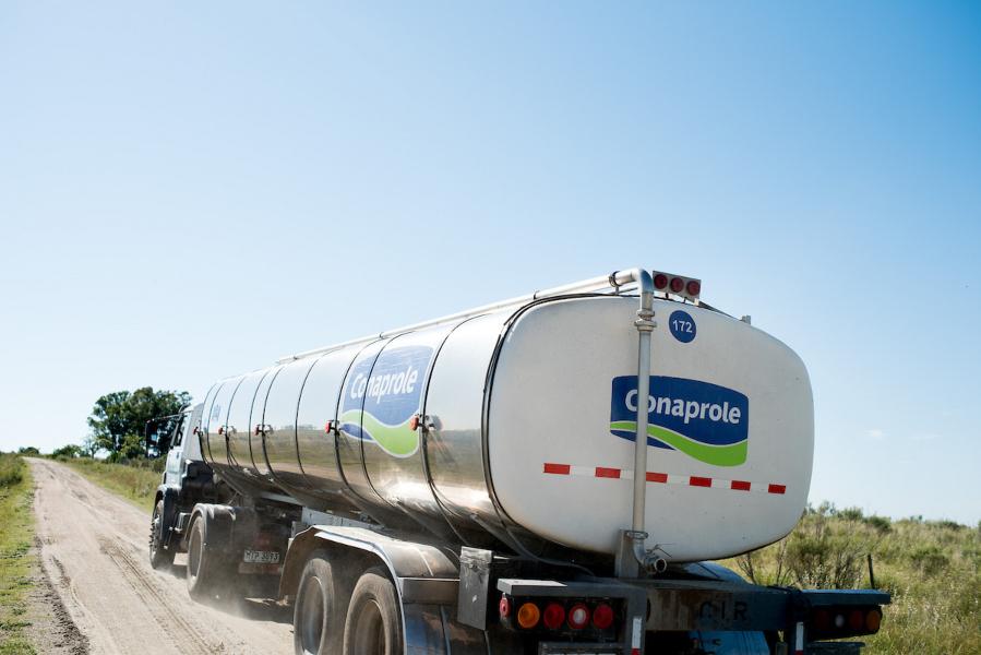 Camión de Conaprole, San José, 28/11/2016. Foto: Ricardo Antúnez / adhocFOTOS