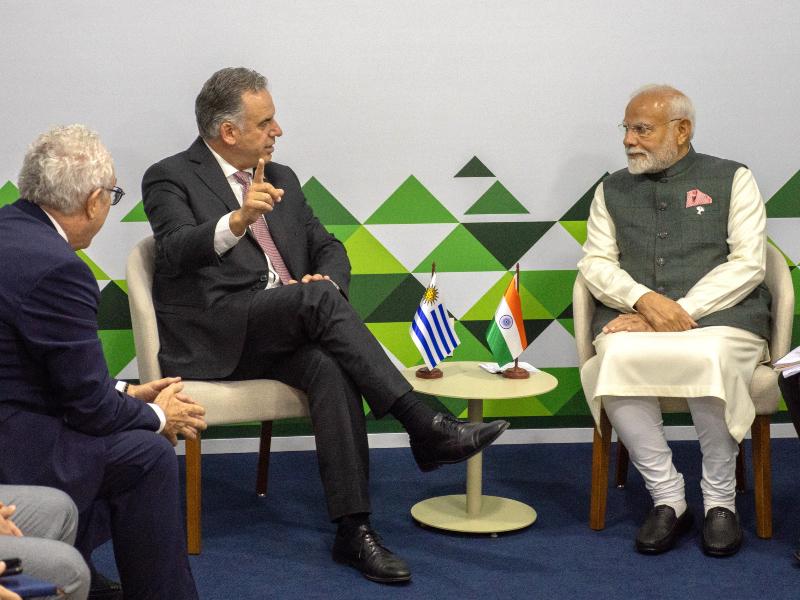 Mario Lubetkin, Yamandú Orsi y Nerendra Modi durante la 17.ª Cumbre de los BRICS. Foto: Presidencia.