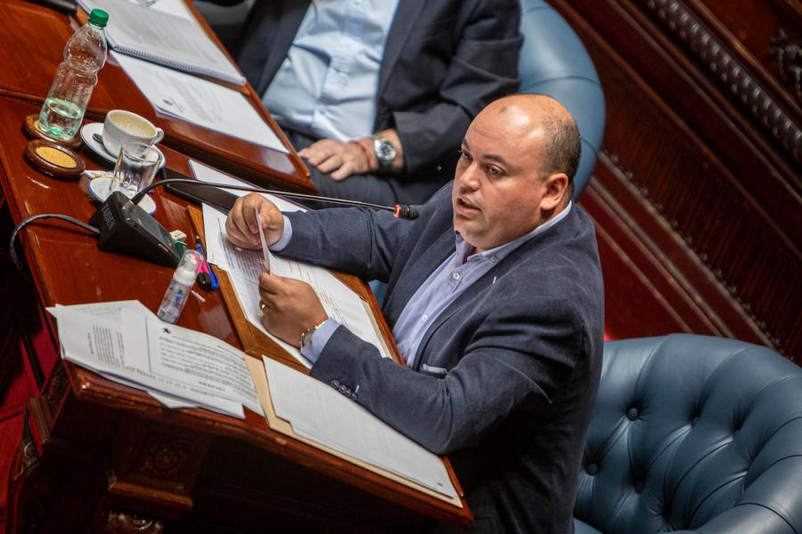 Nicolas Viera durante la Comision Permanente en el Palacio Legislativo en Montevideo. Foto: Mauricio Zina / adhocFOTOS