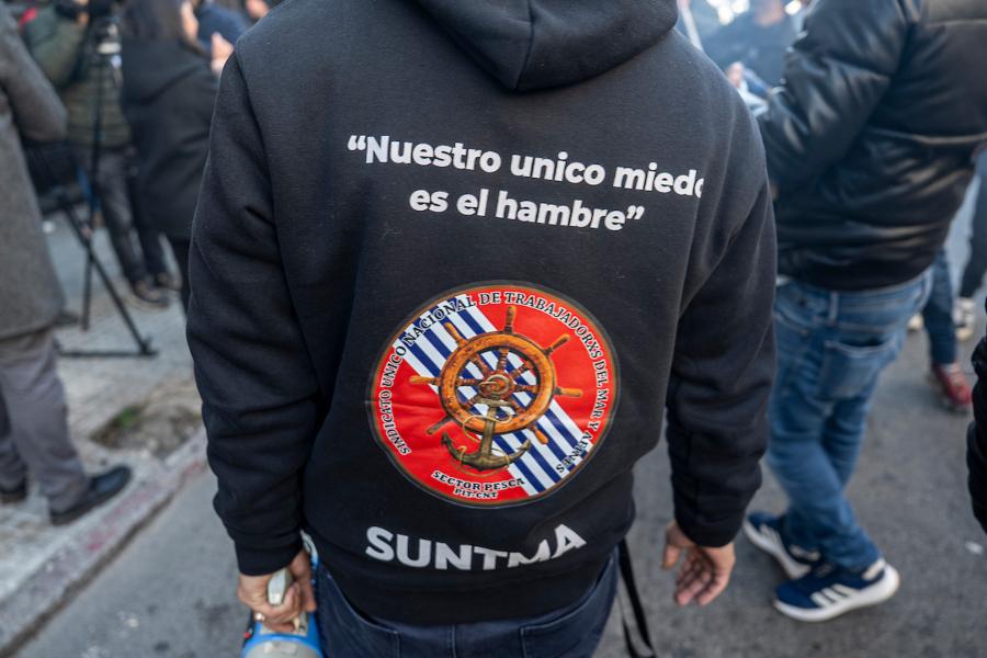 Manifestación del Sindicato Único de Trabajadores del Mar y Afines (SUNTMA) en la Dirección Nacional de Trabajo en Montevideo. Foto: Mauricio Zina / adhocFOTOS