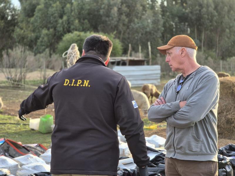 Ministro del Interior, Carlos Negro, en el lugar del operativo de incautación de dos toneladas de cocaína, en Punta Espinillo. Foto: Ministerio del Interior.