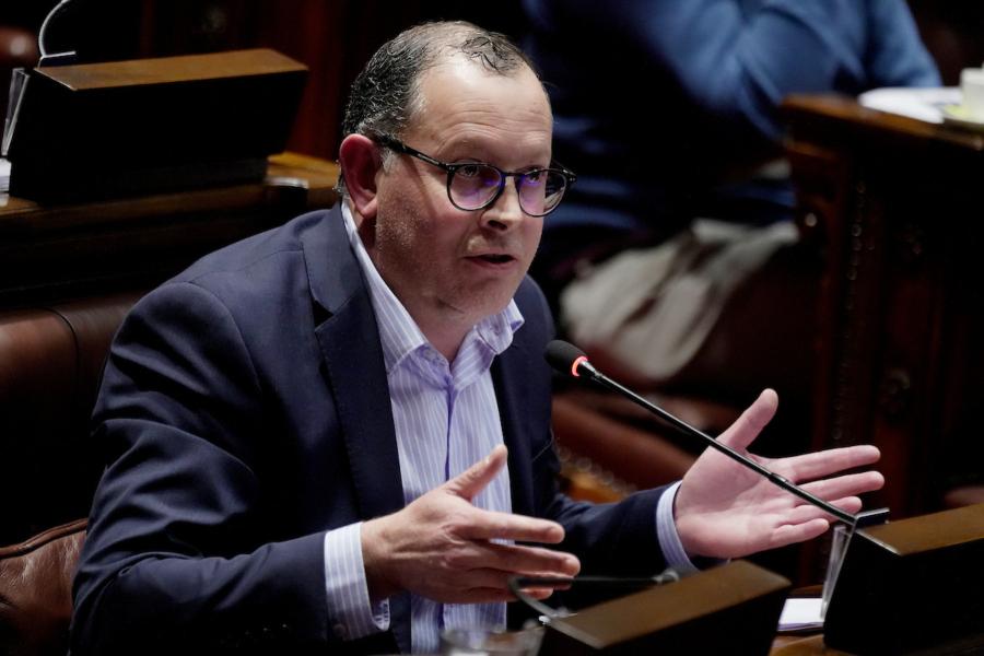 Álvaro Perrone durante la discusión proyecto de ley de salvataje de la Caja de Profesionales en la Cámara de Representantes del Palacio Legislativo en Montevideo. Foto: Javier Calvelo / adhocFOTOS