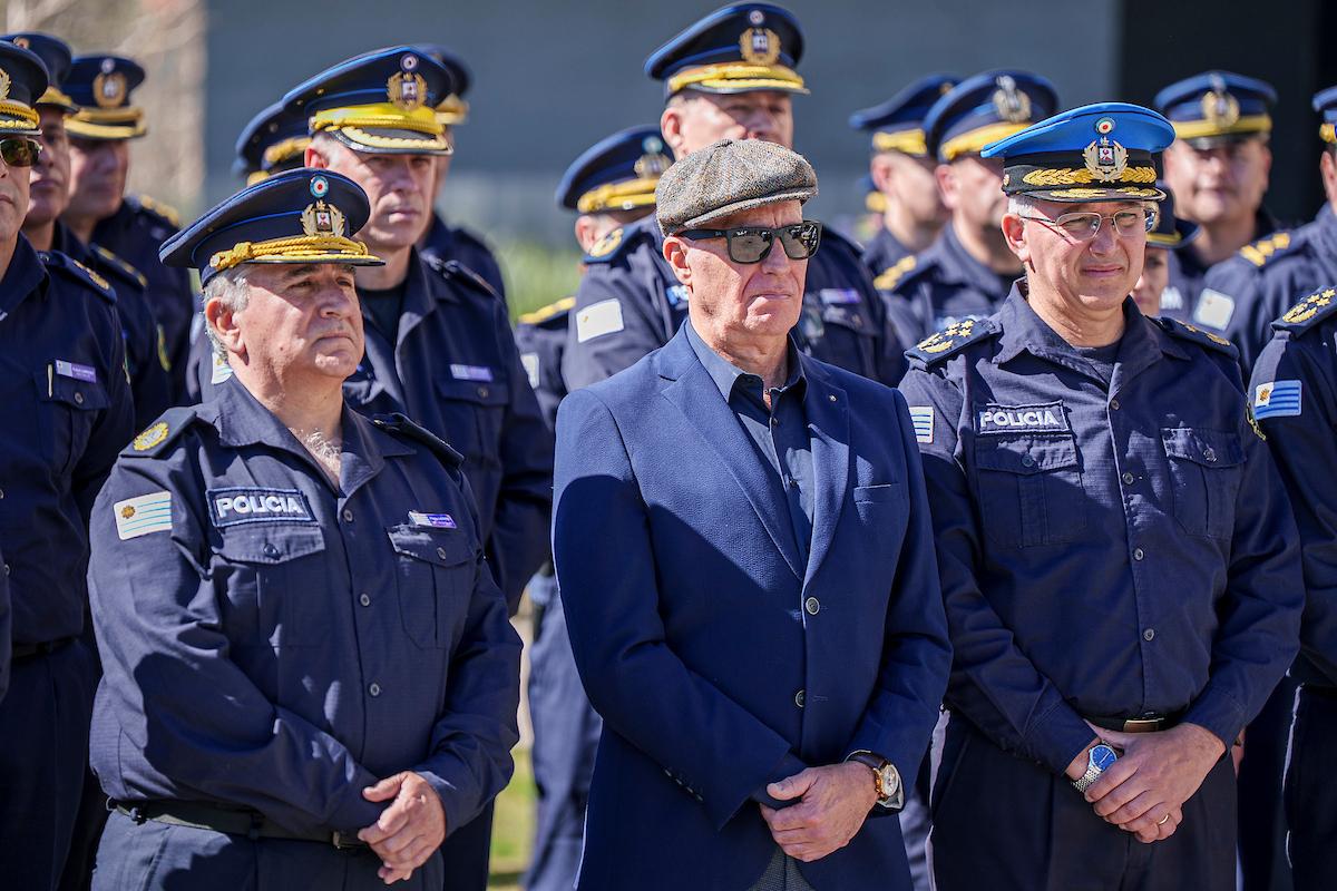 Pablo Lotito, Carlos Negro y José Azambuya durante el lanzamiento de la Policía Comunitaria Orientada a Problemas en la explanada de la Jefatura de Montevideo. Foto: Mauricio Zina / adhocFOTOS