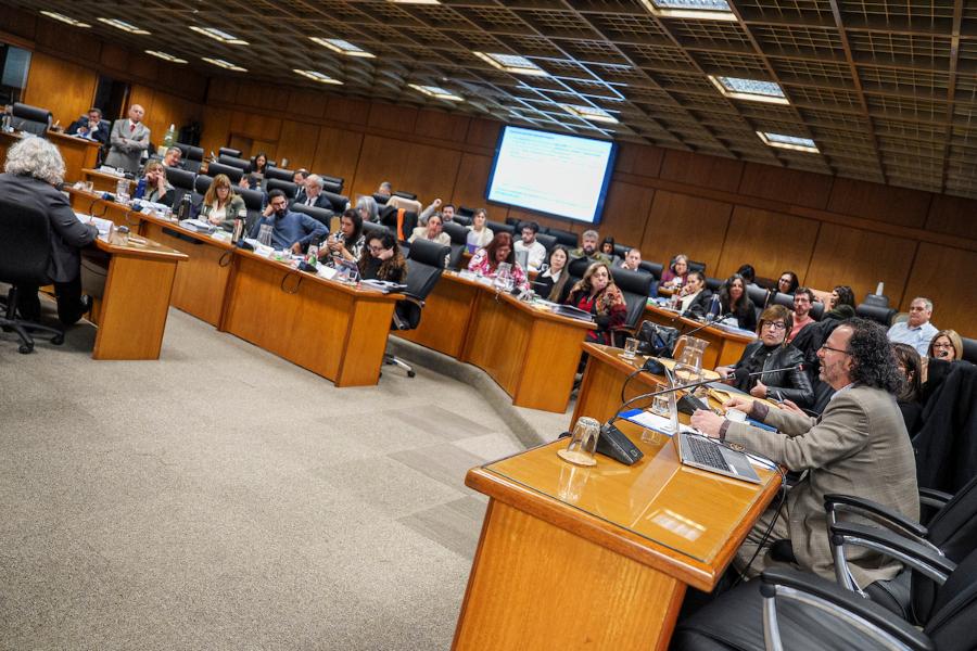 Héctor Cancela durante la Comisión de Presupuestos integrada con la de Hacienda, en el Anexo del Palacio Legislativo en Montevideo. Foto: Mauricio Zina / adhocFOTOS