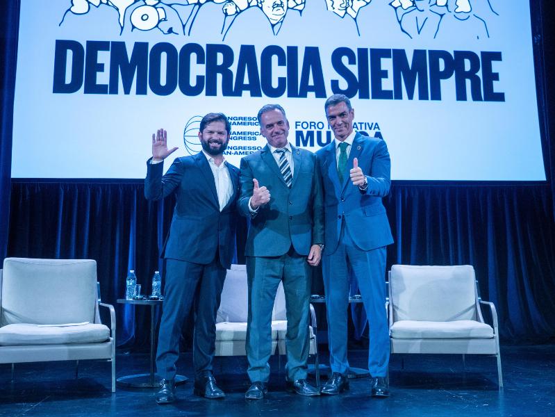 Gabriel Boric, Yamandú Orsi y Pedro Sánchez durante el evento organizado por la Iniciativa Mujica. Foto: Presidencia.