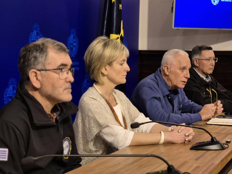 Julio Sena, Gabriela Valverde, Carlos Negro y José Azambuya en conferencia de prensa sobre el atentado contra Mónica Ferrero. Foto: Ministerio del Interior.