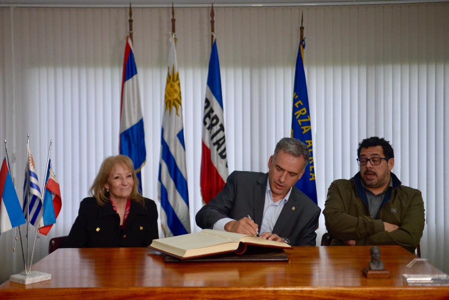 Carolina Cosse, Yamandú Orsi y Alejandro Sánchez en la Base Aérea nº.1, en Carrasco. Foto: Presidencia.