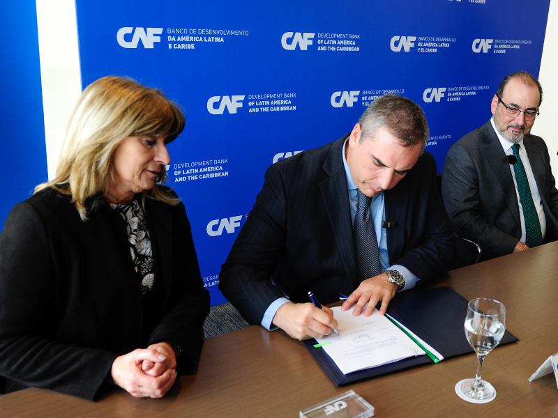 Olga Othegui, Pablo Ferreri y Sergio Díaz - Granados firman el convenio de cooperación técnica entre OSE y Banco de Desarrollo de América Latina - CAF. Foto: Presidencia.