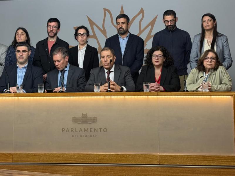 Equipo económico y diputados del FA en conferencia de prensa, este martes, en un cuarto intermedio de la Comisión de Hacienda integrada con Presupuesto. Foto: FA.