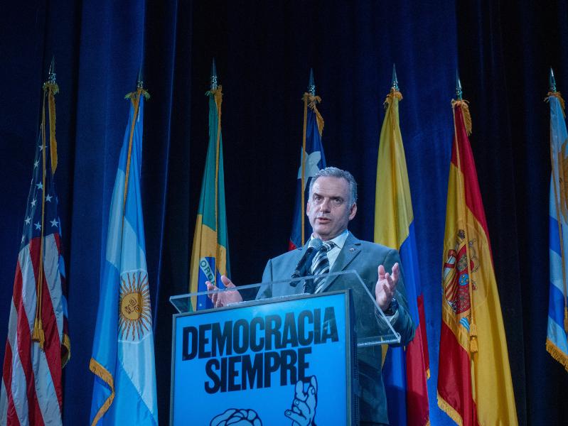 Yamandú Orsi en homenaje a José Mujica. Foto: Presidencia.