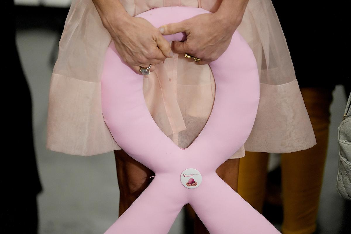 Durante el acto por el Día Mundial contra el Cáncer de Mama en la Puerta de la Ciudadela en Montevideo, en 2023. Foto: Javier Calvelo / adhocFOTOS